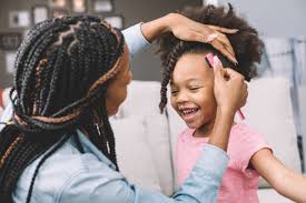 Prendre soin des cheveux crépus des enfants