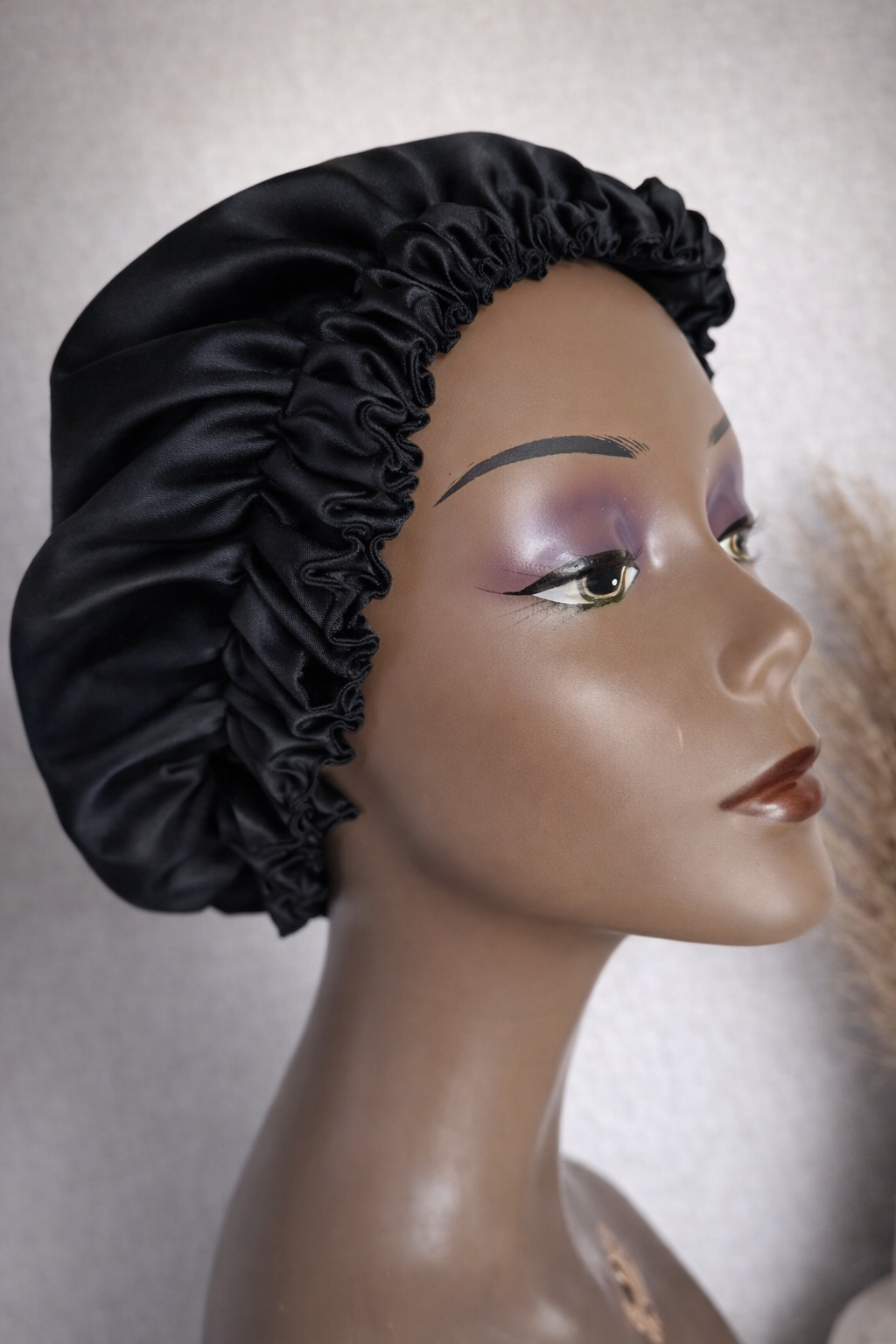 Bonnet satiné  "Ébène nocturne" Collection Nuits d'Afrique